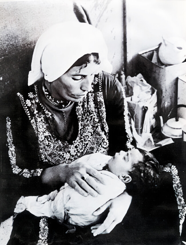 Madre palestina con su hijo durante la Nakba (1948) (Wikipedia).
